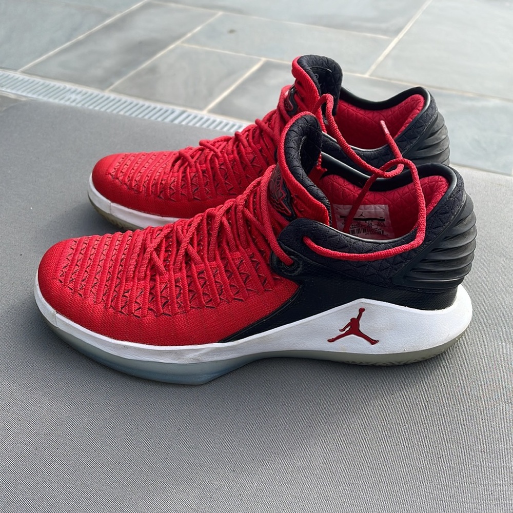 Air Jordan it’s sneakers boys size 6.5 used but great condition no box
